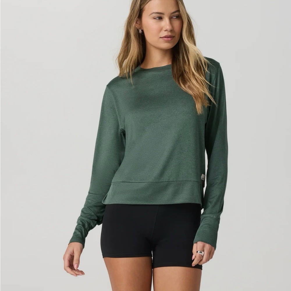 Vuori Daydream Crew Long Sleeve Crewneck Pullover Top in Agate Green